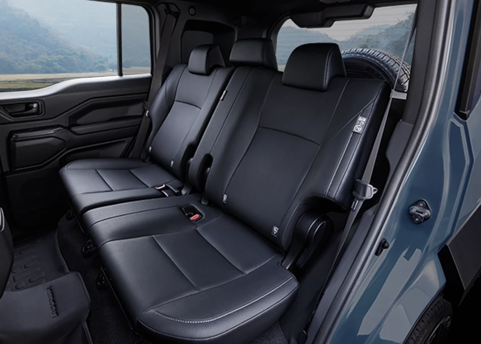 เบาะนั่งด้านหลังปรับเลื่อนหน้า-หลังได้ 75 มม. เพิ่มพื้นที่วางขา หรือพื้นที่วางของท้ายรถ